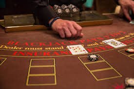 Antarmuka aplikasi seluler rodabet menampilkan permainan slot dan menu navigasi